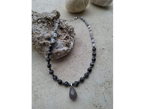 Χειροποίητο κολιέ απο ανοξείδωτο ατσάλι με μοτίφ απο αχάτη-φεγγαρόπετρες-αιματίτη-κρύσταλλα 